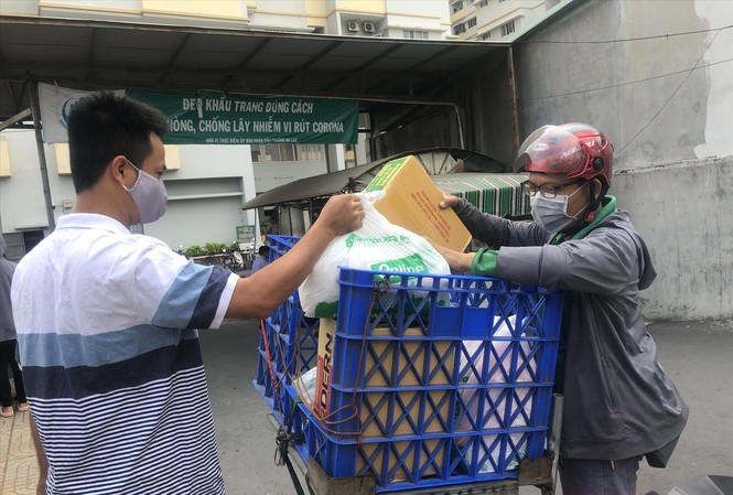 Dịch vụ “đi chợ thuê”, giao hàng tận nhà đắt khách thời Covid-19  Ảnh: U.P