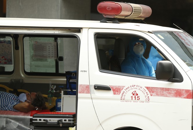 Hà Nội: Dự đoán 20 ca dương tính 'ngoài cộng đồng' là có căn cứ Nhân viên y tế đưa người nước ngoài vào khu xét nghiệm COVID-19 tại Bệnh viện Việt Pháp- Hà Nội sáng 26/3
Ảnh: Như Ý