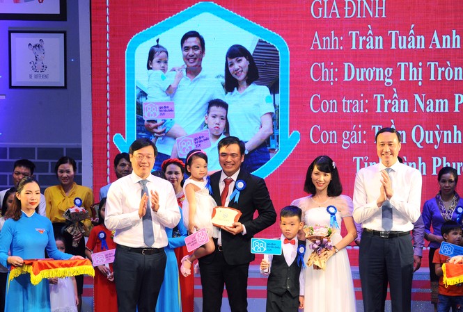 Phó Chủ tịch T.Ư Mặt trận Tổ quốc Việt Nam Phùng Khánh Tài và Bí thư thứ nhất T.Ư Đoàn Lê Quốc Phong trao Bằng khen của T.Ư Hội LHTN Việt Nam, Kỷ niệm chương của Chương trình cho gia đình trẻ tiêu biểu Trần Tuấn Anh