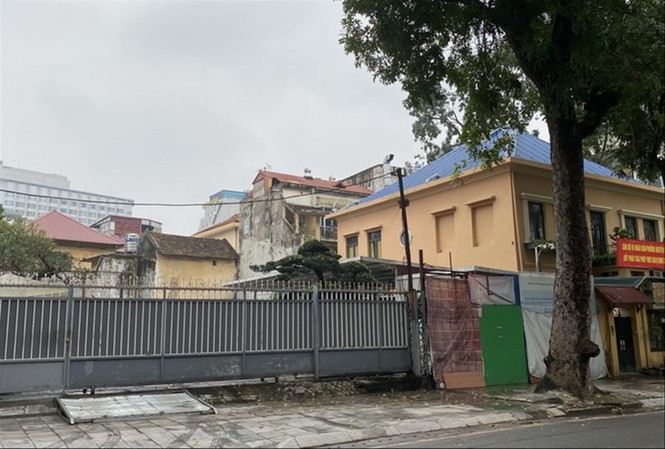 Lô 'đất vàng' tại 69 Nguyễn Du sẽ bị thu hồi như thế nào? Lô đất “vàng” 69 Nguyễn Du đã được PVC bán cho Công ty Hợp Thành từ năm 2009, đến nay vẫn là bãi đất trống