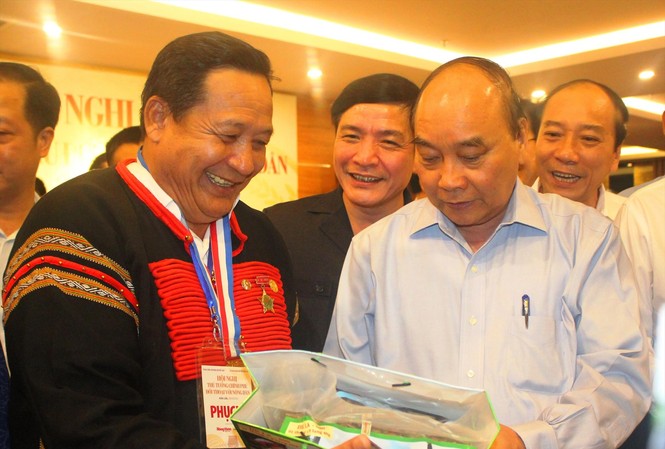 Thủ tướng Nguyễn Xuân Phúc đối thoại với nông dân: Những việc cần làm ngay Thủ tướng thăm gian hàng trưng bày đặc sản Tây Nguyên