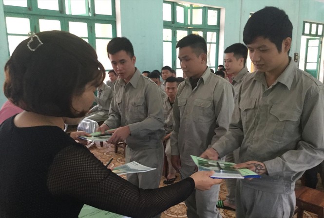 Nâng đỡ những người lầm lỡ Các học viên được phát sách vở, tài liệu học tập