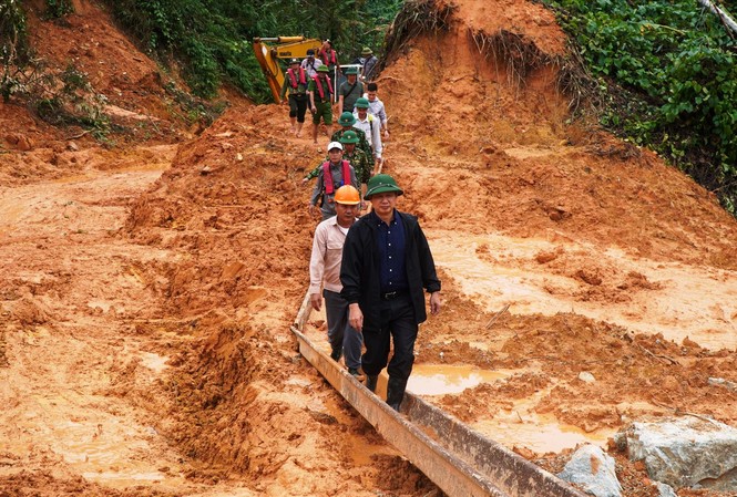 Tranh thủ từng giờ tìm kiếm công nhân mất tích tại Rào Trăng 3 Lãnh đạo tỉnh TT-Huế cùng lực lượng chức năng có mặt tại hiện trường Rào Trăng3 để tìm kiếm nạn nhân mất tích