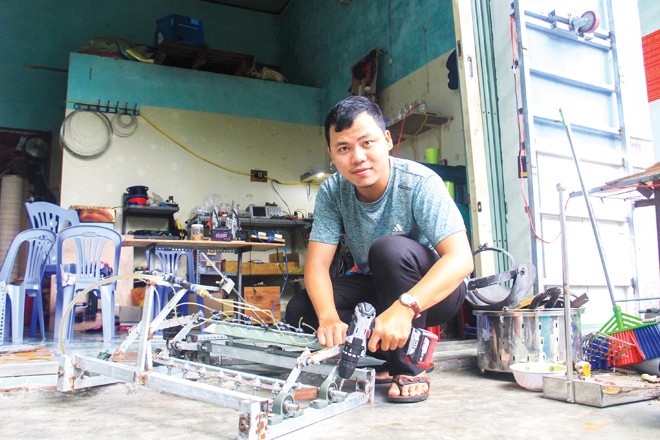 Chàng kỹ sư tương lai và những sáng chế “âm thầm” Lê Văn Đây đang hoàn thiện chiếc máy gieo hạt thông minh, với ấp ủ sau này sẽ khởi nghiệp bằng vườn rau sạch. Ảnh: Thanh Trần