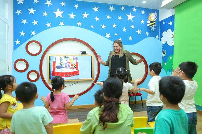 Lùm xùm 'Tiếng Anh liên kết': Chiết khấu cao, miếng bánh béo bở Một giờ học Tiếng Anh của học sinh tiểu học