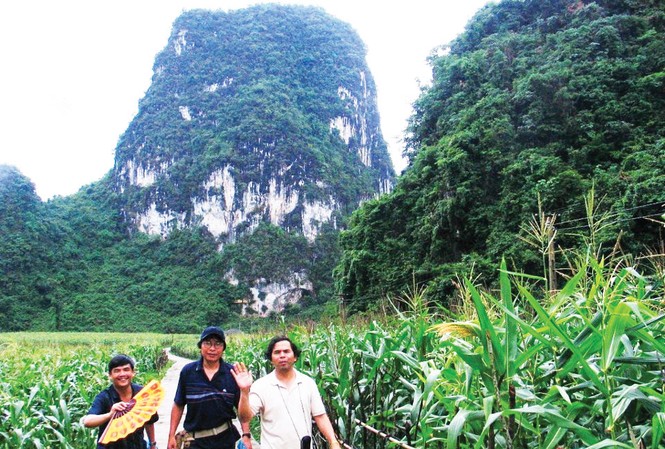 Tôi theo Trần Hòa Bình đi 'gỡ rối tơ lòng' Chuyến đi điền dã của Khoa Báo chí - Học viện BC & TT tại Cao Bằng. Từ phải sang: Văn Giá, Trần Hòa Bình, Hà Huy Phượng