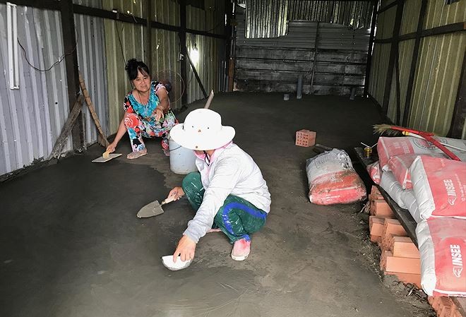 Nửa đêm dựng nhà trên nền cũ Thủ Thiêm Nhà bà Ngọc đang trát nền
