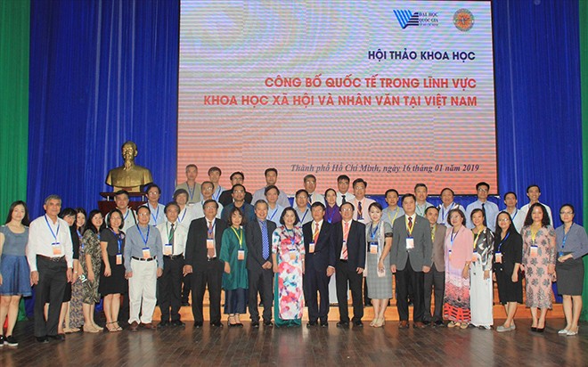 Bảo vệ chủ quyền đất nước bằng công bố quốc tế, tại sao không? Các đại biểu tham dự Hội thảo khoa học “Công bố quốc tế trong lĩnh vực Khoa học xã hội và nhân văn tại Việt Nam”. Ảnh: NGÔ TÙNG
