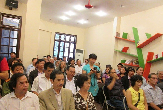 “Nghề” khen thơ Một buổi ra mắt sách tại NXB Hội Nhà văn