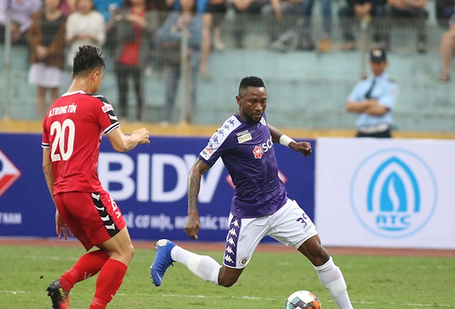 Lịch thi đấu vòng 1 V-League 2019: Ai cản được Hà Nội? Người hâm mộ Hà Nội FC đang rất mong chờ cặp đôi Omar - Moses tung hoành giữa sân. Ảnh: Như Ý
