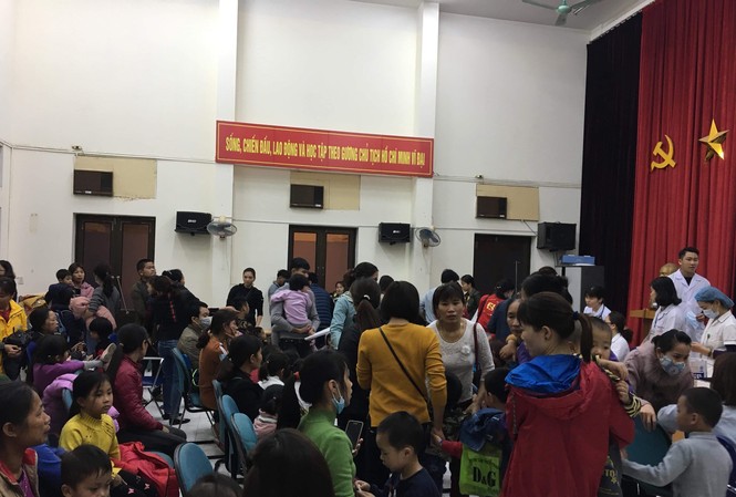 Phụ huynh phát hoảng đưa con đi xét nghiệm sán: Ai giám sát bữa ăn của trẻ? Hàng trăm phụ huynh đưa con lên Bệnh viện nhiệt đới T.Ư xét nghiệm sán lợn ngày 16/3. Ảnh: Thái Hà
