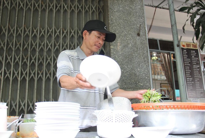 Chuyện xúc động đằng sau gánh mì đàn ông ở Đà thành Cơm áo của cả gia đình trông cậy vào hàng mì Quảng của anh Hoài mỗi sớm. Ảnh: Thanh Trần