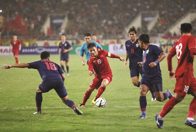Việt Nam đang bỏ Thái Lan lại phía sau? U23 Việt Nam đã có chiến thắng đậm trước U23 Thái Lan trên sân Mỹ Ðình tối 26/3. Ảnh: NHƯ Ý

