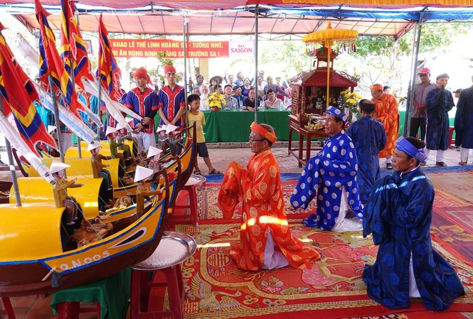 Khao lề thế lính Hoàng Sa 2019: Những chiếc thuyền tế dong buồm ra khơi Các bô lão thực hiện nghi lễ tế trang trọng trước những chiếc thuyền chở hình nhân thế mạng. Ảnh: Nguyễn Ngọc