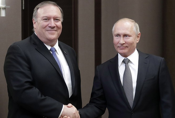 Nga - Mỹ thảo luận một loạt vấn đề nóng Ngoại trưởng Mỹ Mike Pompeo (trái) và tổng thống Nga Putin. Ảnh: TASS