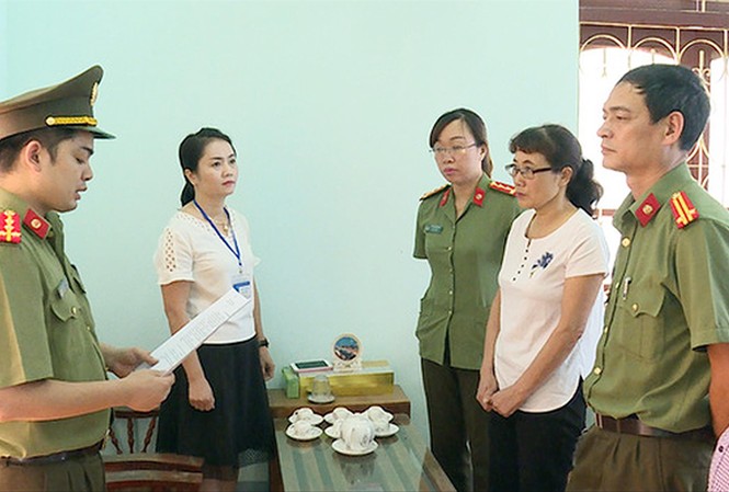 Những lời khai rúng động trong vụ gian lận thi cử ở Sơn La Cơ quan điều tra đọc lệnh khởi tố bị can Nguyễn Thị Hồng Nga. Ảnh: Cơ quan công an cung cấp