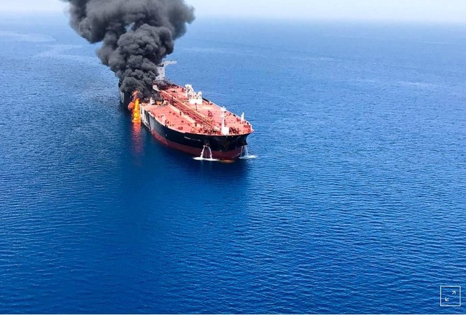 Vùng Vịnh nóng với các cáo buộc Hình ảnh tàu dầu cháy trên vịnh Oman. Ảnh: Reuters