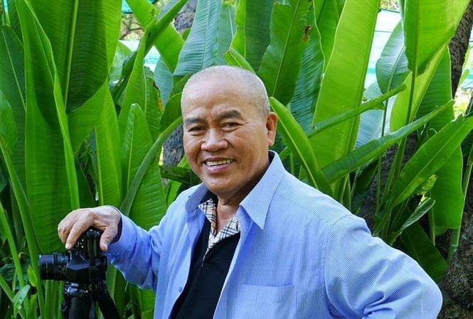 Người 'săn' những đóa sen kỳ lạ Ông Trần Bích Sen trong một lần tác nghiệp