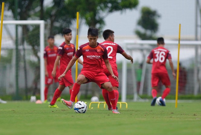 Chờ màn đối đầu HLV Park Hang Seo - 'phù thuỷ' Guus Hiddink Các cầu thủ ÐT U22 Việt Nam tập luyện trước ngày lên đường sang Trung Quốc. Ảnh: VSI