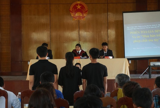 Những cách làm sáng tạo giúp dân hiểu pháp luật Phiên tòa giả định tại xã Duy Tân (huyện Duy Xuyên) do Ðội tuyên truyền pháp luật tổ chức là hình thức để nâng cao hiểu biết pháp luật cho người dân. Ảnh: NVCC
