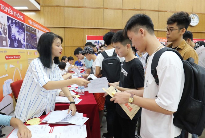 Tự chủ đại học: Các trường có tăng học phí, ồ ạt mở ngành? Học phí là một trong những nỗi lo đối với mỗi tân sinh viên. Ảnh: Như Ý
