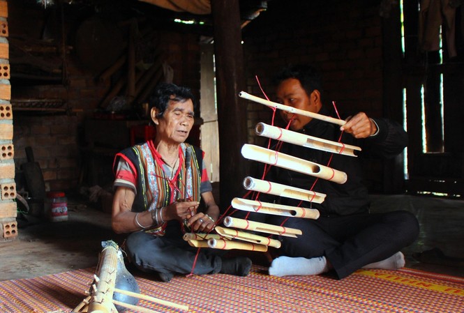 Người nối dài thanh âm Xê Ðăng Nghệ nhân A Nol hướng dẫn cách đánh đàn T’rưng