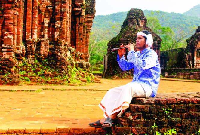 Giữ hồn kèn Chăm nơi Thánh địa Gần mười năm nay, Thiên Thành Vũ là người giữ hồn kèn saranai, giữ văn hóa nghệ thuật Chăm giữa lòng Thánh địa. Ảnh: Giang Thanh
