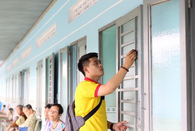 Những sinh viên đạt điểm tuyệt đối Võ Ðình Chiến tham gia hoạt động tình nguyện. ẢNH: NVCC