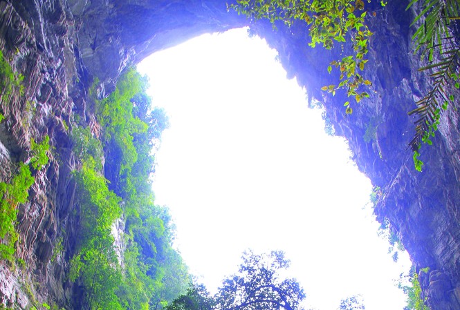 Khám phá hang động Quảng Bình: Từ Thiên Ðường xuống… cõi Tiên Hang Tiên ấn tượng ngay từ cửa hang cao 70m. Ảnh: Nguyễn Mạnh Hà
