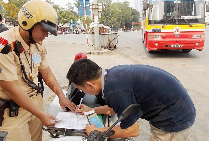 Chính phủ yêu cầu trong quý I/2020 Bộ Công an phải triển khai nộp phạt vi phạm giao thông qua Cổng dịch vụ công. Ảnh: Anh Trọng