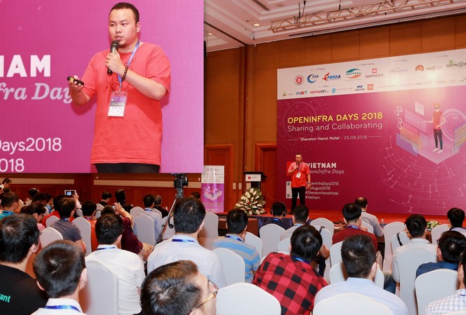 ‘Ðại sứ’ của kỷ nguyên số Lê Quang Hiếu thuyết trình tại một sự kiện do cộng đồng OpenStack toàn thế giới tổ chức năm 2018. Ảnh: NVCC