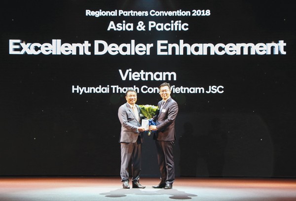 CEO Lê Ngọc Đức và câu chuyện cổ tích của Hyundai Thành Công Ông Yong Suk Lee - Giám đốc Văn phòng Khu vực Châu Á Thái Bình Dương (bên phải) trao giải thưởng “Nhà phân phối nâng cao năng lực đại lý xuất sắc nhất 2017” cho ông Lê Ngọc Đức - Tổng Giám đốc Hyundai Thành Công
