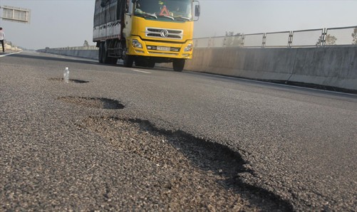 Cao tốc Đà Nẵng - Quảng Ngãi: Nguy cơ hư hỏng trở lại Những điểm hư hỏng trên cao tốc Đà Nẵng - Quảng Ngãi ảnh H. Văn