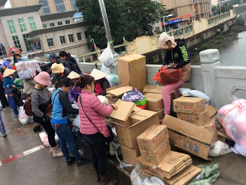 Buôn lậu Móng Cái đang 'chờ thời' Cửu vạn bốc vác hàng qua Cửa khẩu Móng Cái.