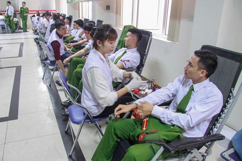 Chủ nhật Đỏ lần thứ XI - 2019 đã tiếp nhận 16.562 đơn vị máu Các chiến sĩ công an Hà Nội hiến máu