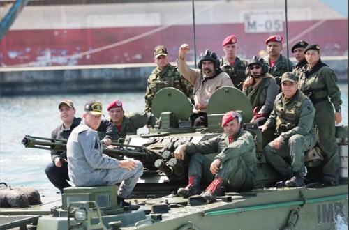 Quân đội Venezuela trung thành với tổng thống Maduro Ông Maduro và vợ xuất hiện cùng với binh lính trong sự kiện diễn ra hôm Chủ nhật
ảnh: Reuters