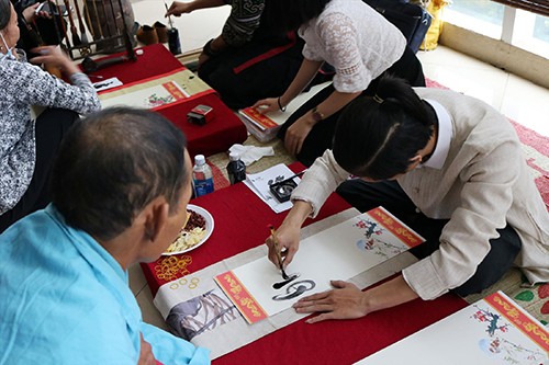Ông đồ trẻ vào bệnh viện viết chữ tặng bệnh nhân Những ông đồ trẻ “múa bút” viết những lời yêu thương dành cho các bệnh nhân