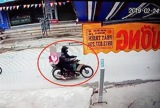 Vì sao VKSND Hà Nội yêu cầu bắt giam kẻ xâm hại bé gái 9 tuổi ở Chương Mỹ? Đối tượng Nguyễn Trọng Trình chở cháu bé trên đường ra vườn chuối. Ảnh: Cơ quan công an cung cấp