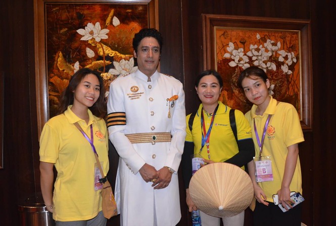 Gặp diễn viên đóng Đức Phật ở Đại lễ Vesak Gagan Malik chụp ảnh cùng người hâm mộ.
Ảnh: M.Đ