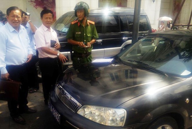 Luật hóa để người xin từ chức không gặp khó Ông Nguyễn Văn Thành, Phó Chủ tịch UBND quận 9 (ngoài cùng bên trái) xin bỏ qua lỗi đỗ xe trên vỉa hè nhưng ông Đoàn Ngọc Hải kiên quyết chỉ đạo lập biên bản.