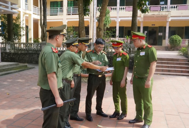 Thấy gì ở Hà Giang, Sơn La, Hòa Bình trong ngày thi đầu tiên Công an làm nhiệm vụ tại một điểm thi ở Hòa Bình