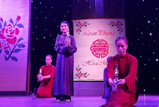Nỗ lực làm mới cải lương NS Ngọc Đợi (đứng) đang thể hiện bài ca Dạ cổ hoài lang