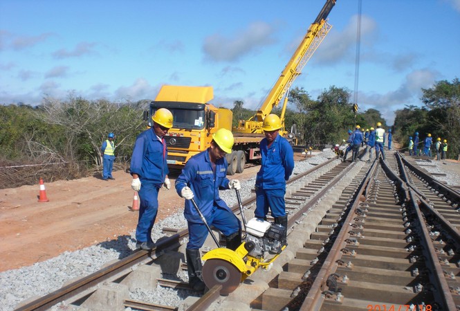 Không dễ làm ăn với tổng thầu EPC Trung Quốc Nhà thầu Trung Quốc đang thực hiện một dự án đường sắt ở châu Phi
ảnh: Advisian