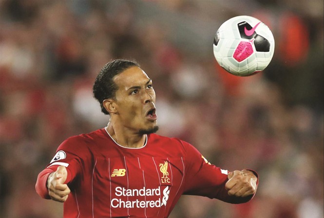 Van Dijk - Kẻ thách thức Messi và Ronaldo Van Dijk luôn là người chiến thắng trong các cuộc chiến tay đôi trên sân cỏ