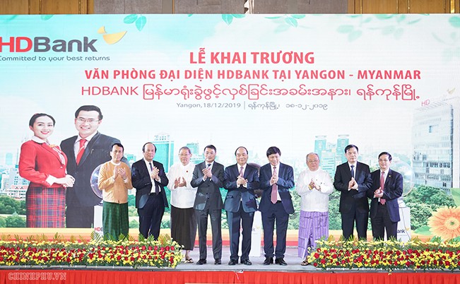 Tăng gấp đôi đầu tư của Việt Nam vào Myanmar Thủ tướng Nguyễn Xuân Phúc dự lễ khai trương văn phòng đại diện đầu tiên tại Myanmar của HDBank
Ảnh: VGP