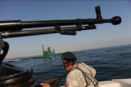 Viễn cảnh chiến tranh Mỹ-Iran: Địa ngục trần gian Một binh sĩ Iran đứng gác trên tàu cao tốc quân sự ở cạnh tàu ngầm trong một cuộc tập trận hải quân ở eo biển Hormuz
Ảnh: Getty Images