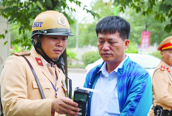Đủ chiêu lách đo nồng độ cồn của dân nhậu CSGT kiểm tra nồng độ cồn tại Hà Nội - Ảnh: Nguyễn Hoàn