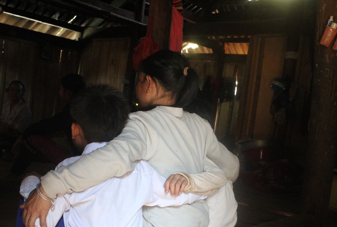 Buôn bán bào thai miền biên viễn: Rứt tình máu mủ nơi xứ người Dìu ôm hai đứa con trong căn nhà vừa được tu sửa lại