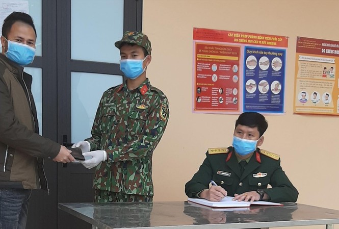 Chiến sỹ trẻ trả lại ví cho người dân Binh nhất Khoa (giữa) trả ví cho người dân
Ảnh: Dương Nguyên