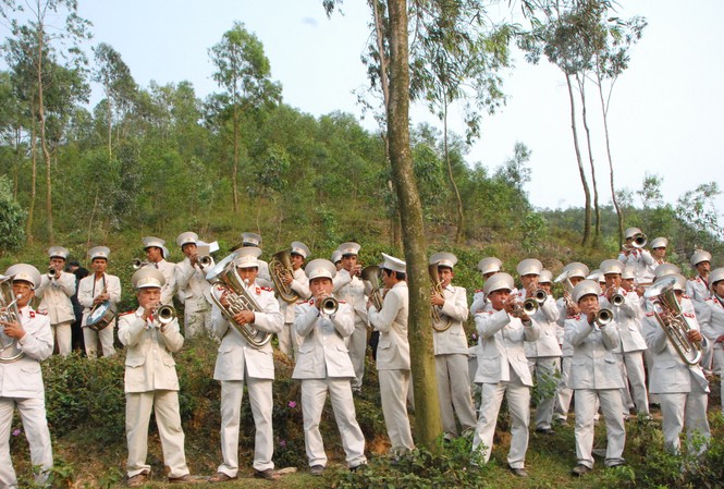 Kỳ cuối: Đám tang không đi đến huyệt Đội kèn xứ đạo đưa tiễn thi sĩ